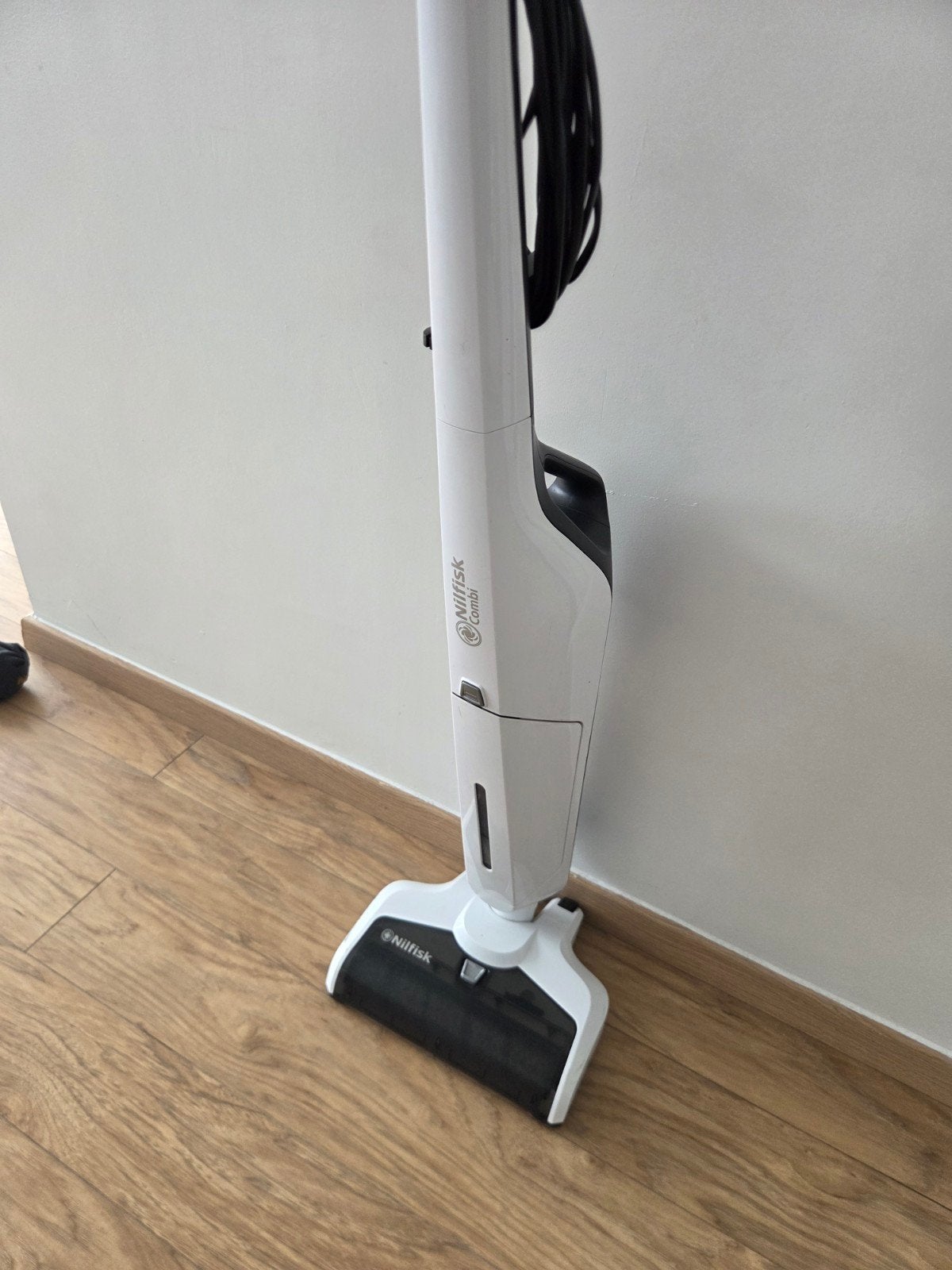 nilfisk combi. zo goed als nieuw, Enlèvement ou Envoi, Aspirateur traîneau, Comme neuf, Moins de 1 200 watts