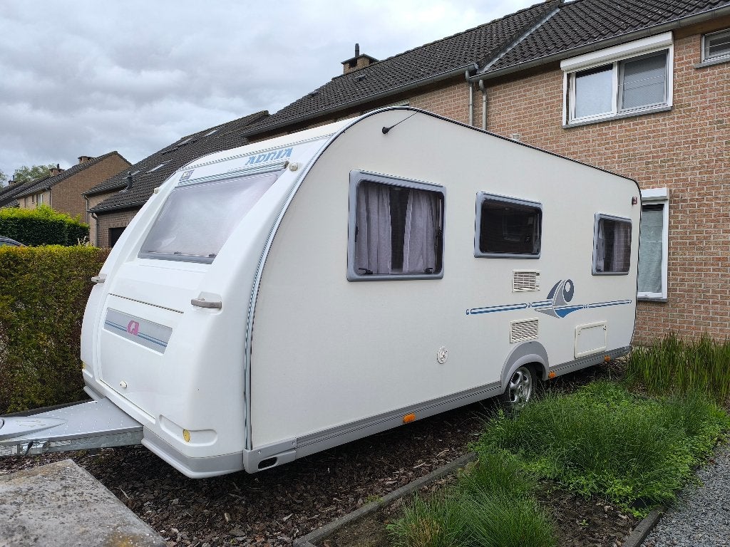 Caravan Adria 502 UP, gerenoveerd, Caravanes & Camping, Caravanes, Particulier, jusqu'à 4, 1000 - 1250 kg, Siège de train, Adria
