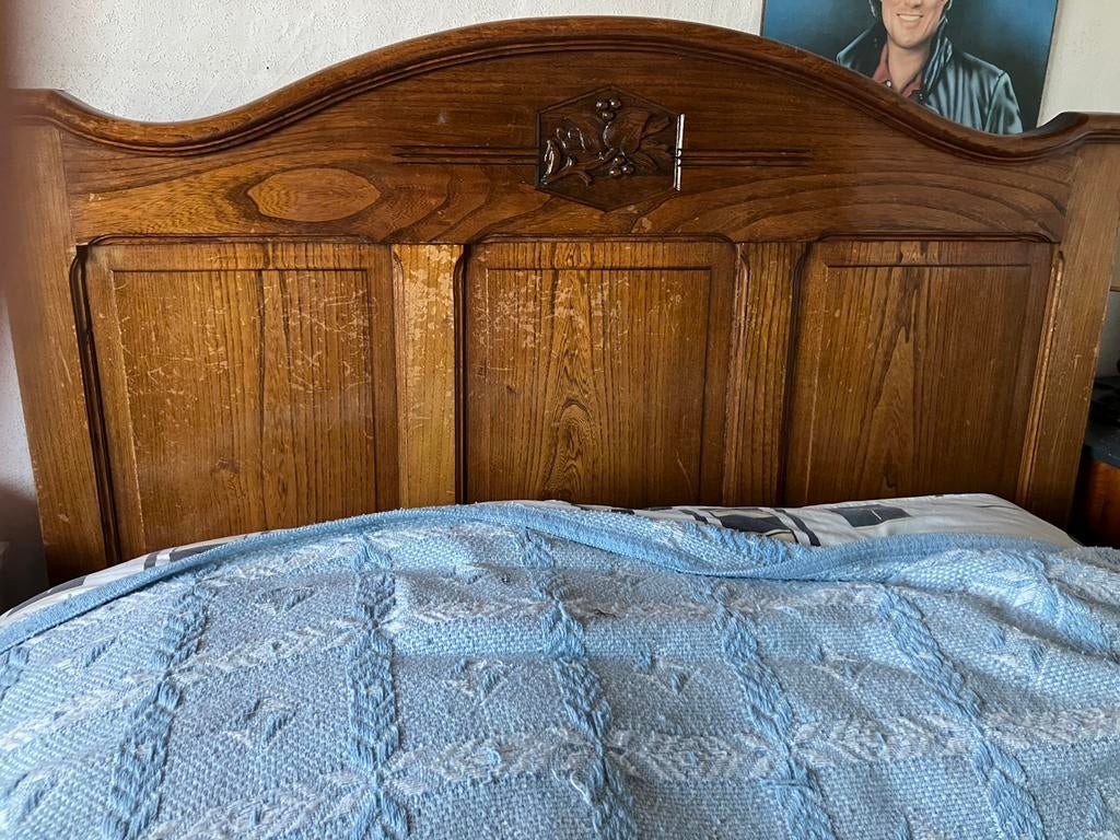 Antieke slappkamer, bed, nachtkastje, lavabo en kerkstoel, Enlèvement