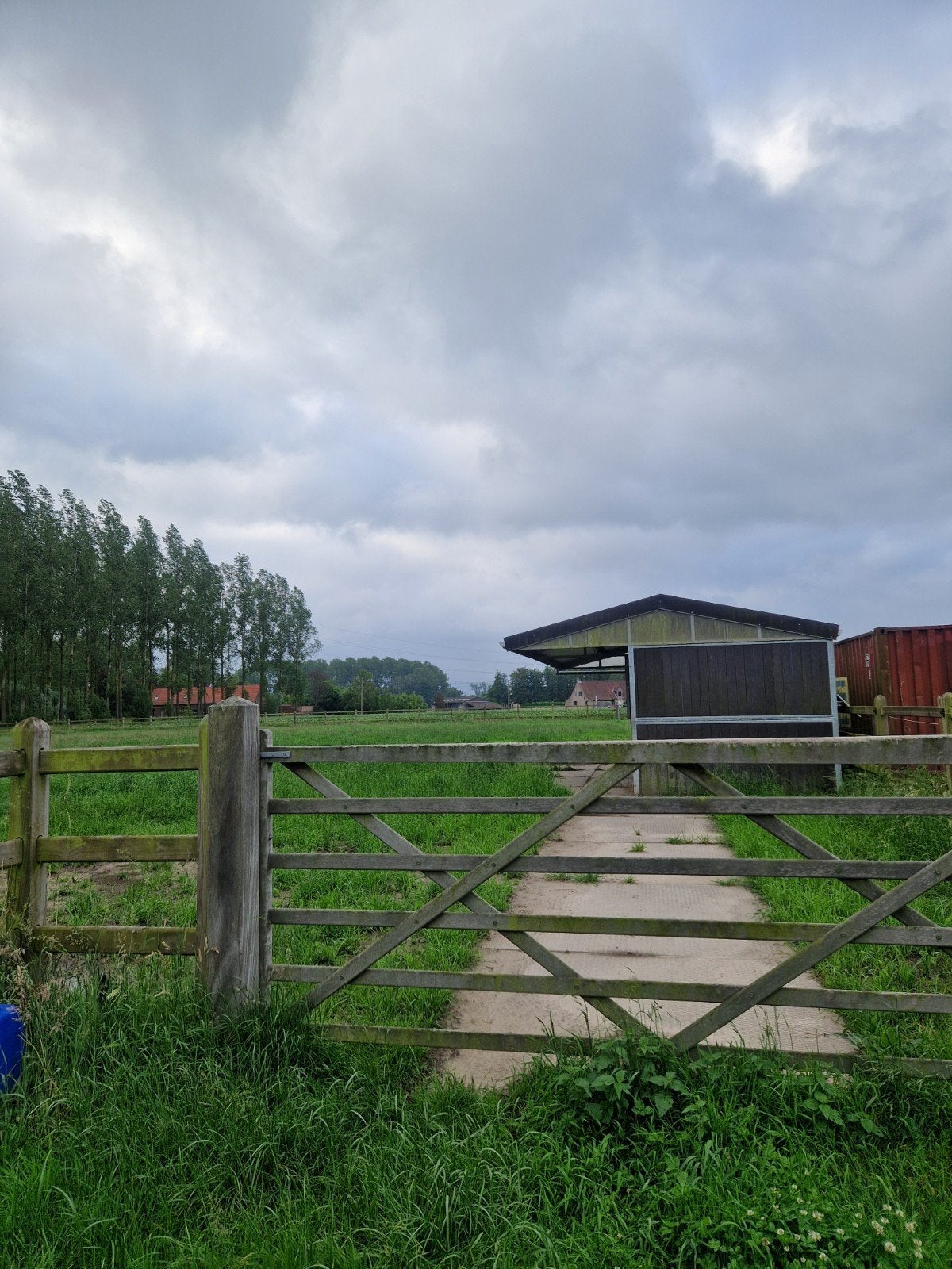 Weide met houten omheining en stalling, Stalling