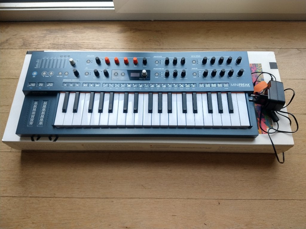 Arturia Minifreak in nieuwstaat, Muziek en Instrumenten, Ophalen of Verzenden, Zo goed als nieuw, 49 toetsen, Met midi-aansluiting