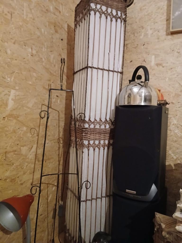 Lampe en osier, Enlèvement
