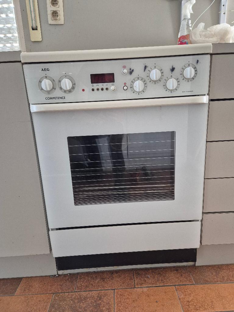 Elektrisch fornuis AEG, Elektronische apparatuur, Ophalen, Gebruikt, 4 kookzones, 85 tot 90 cm
