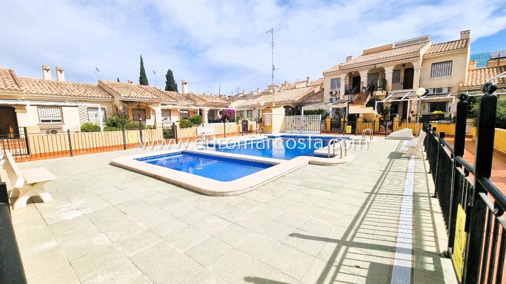 REF 4650 - Villa jumelée de plain-pied, Maison d'habitation, 4 pièces, Guardamar alicante, Espagne