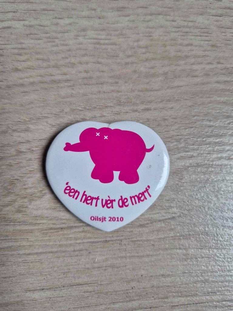 Carnaval Aalst badge een hert ver de mert 2010, Ophalen of Verzenden