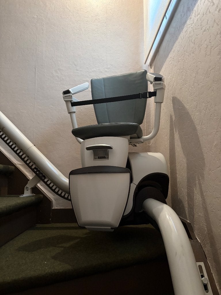 Thyssenkrupp Flow 2 traplift – aangepaste rail 600€, Ophalen, Zo goed als nieuw, Recht
