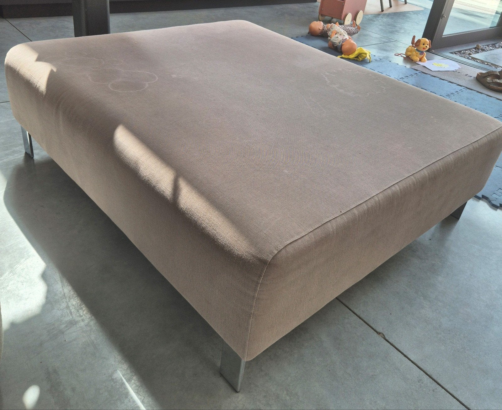 grijze poef,gebruikt gratis ophalen, 100 à 125 cm, Enlèvement, Utilisé, Rectangulaire