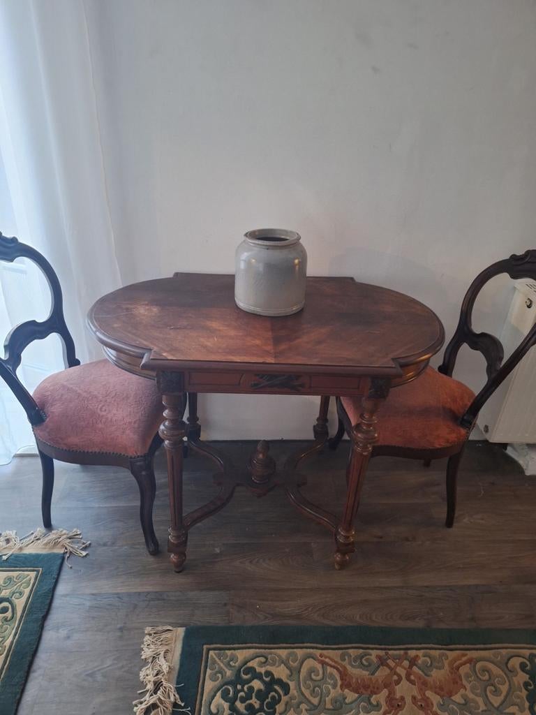 Antieke tafel met 2 klassieke stoelen