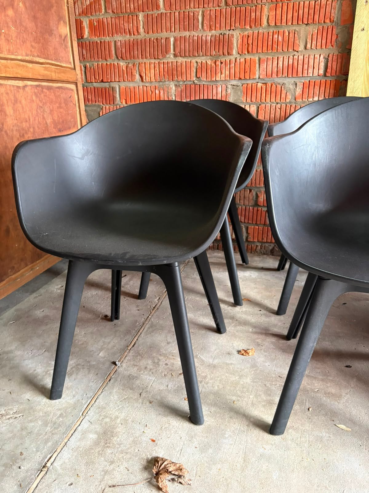 4 zwarte kuipstoelen design, Ophalen, Zo goed als nieuw, Kunststof