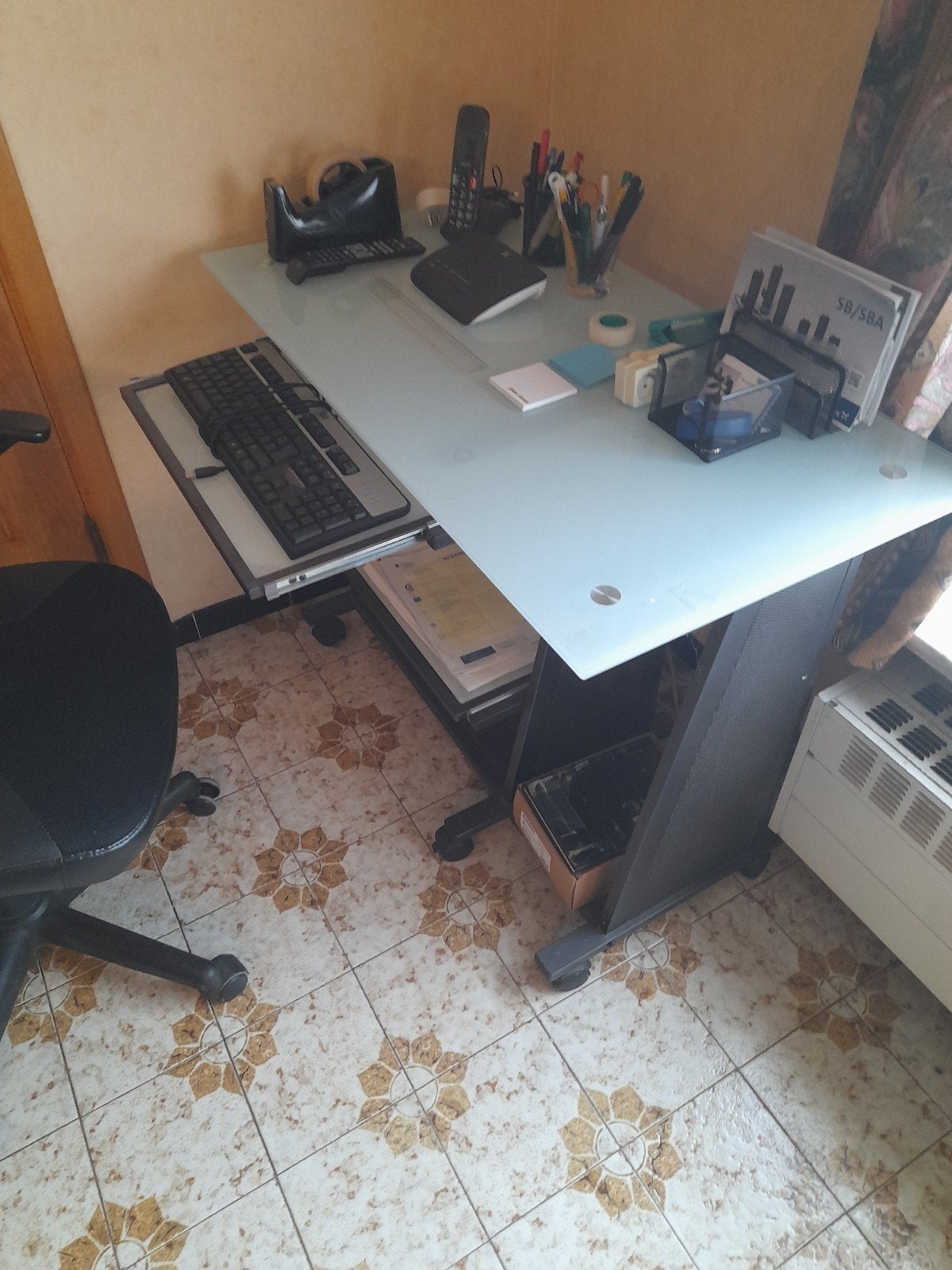 Bureau met glazen blad en verstelbare bureaustoel te koop, Huis en Inrichting, Bureaus, Ophalen