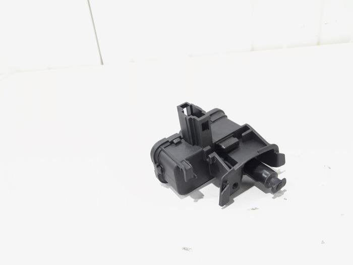 Moteur de verrouillage clapet réservoir d'un Volkswagen Pol, Volkswagen, -, 3 mois de garantie, Utilisé