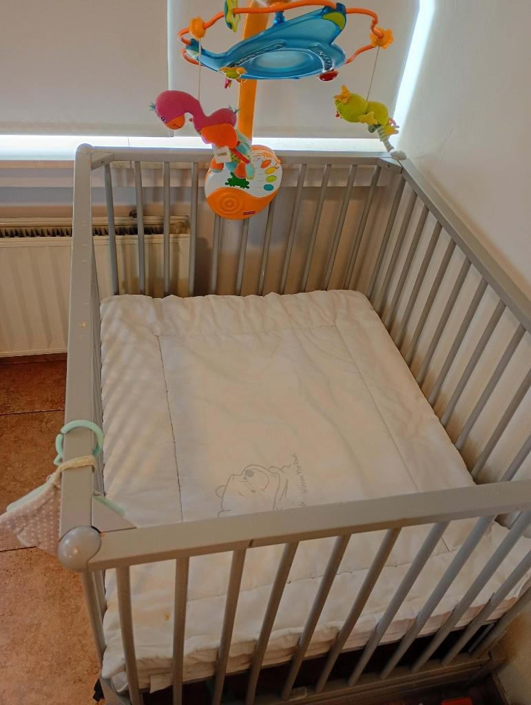 Parc en bois avec mobile +maletas +protege matelas, Enlèvement, Utilisé, Carré, Roulettes