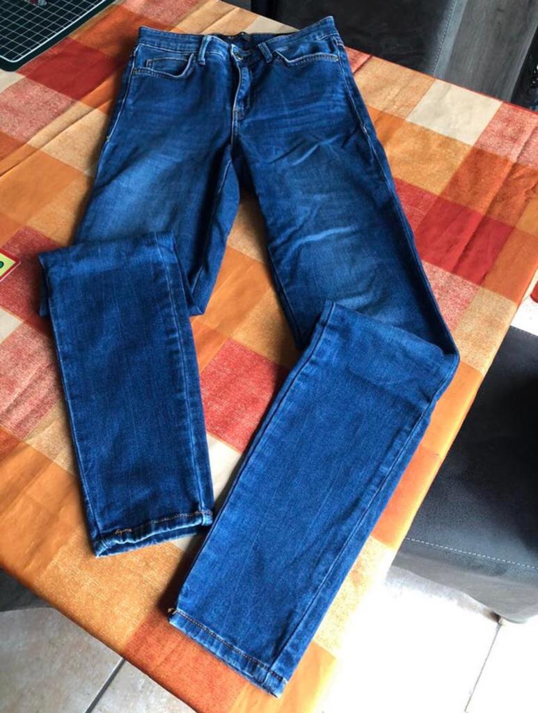 Mooie meisjesjeans GUESS maat 26 (XS), Kleding | Dames, Spijkerbroeken en Jeans, Ophalen, Zo goed als nieuw, Blauw, W27 (confectie 34) of kleiner