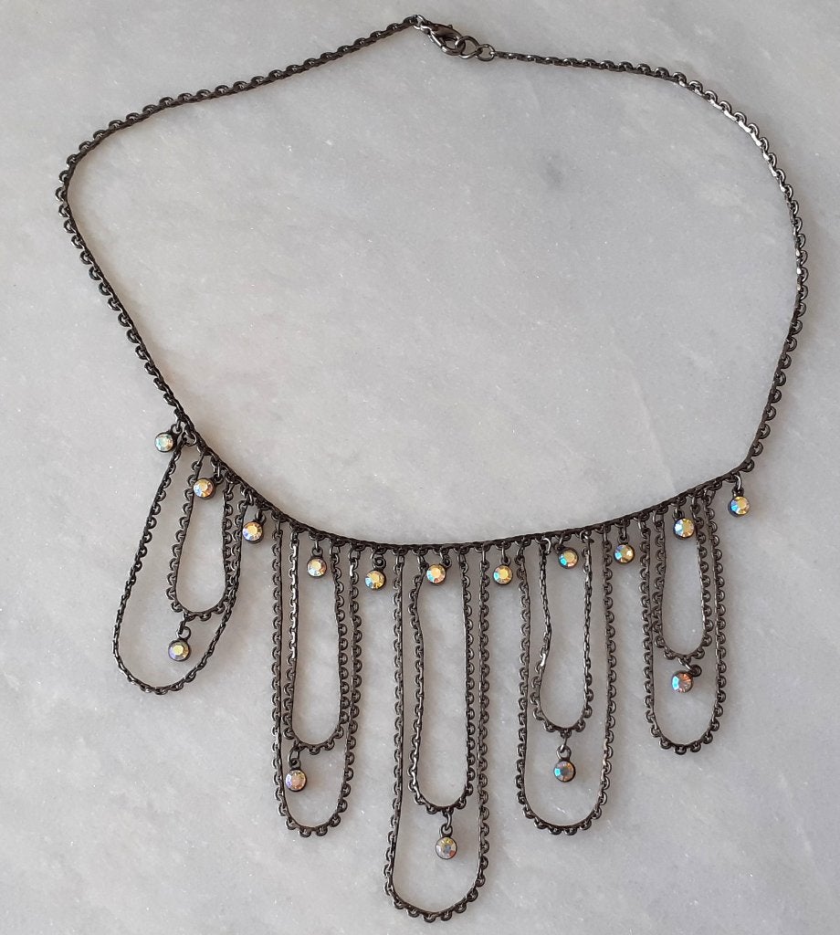 Halsketting gunmetal zwart met AB diamantjes en drapering, Bijoux, Sacs & Beauté, Colliers, Neuf, Enlèvement ou Envoi, Noir, Avec strass