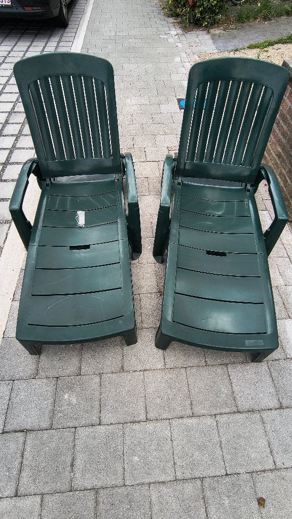2 groene ligstoelen / ligbedden, Tuin en Terras, Ligbedden, Gebruikt, Plastic, Inklapbaar, Verstelbaar, Verrijdbaar, Ophalen