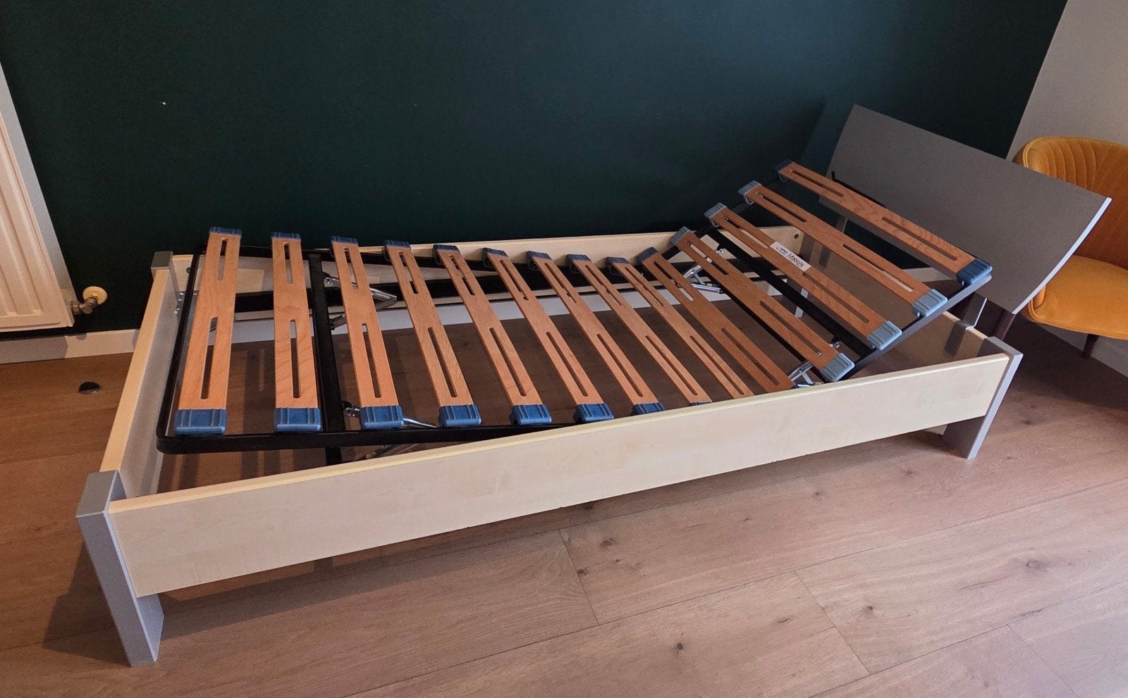 Slaapkamer: bed met lattenbodem, kleerkast en rek met kastje, Huis en Inrichting, Slaapkamer | Bedden, Ophalen, 90 cm, Eenpersoons