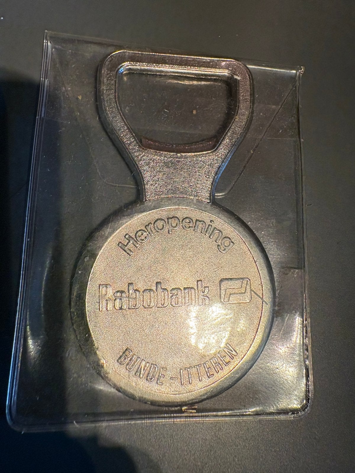 (H.1.1)Rabobank Bunde Itteren flesopener heropening 1998,, Collections, Envoi, Comme neuf