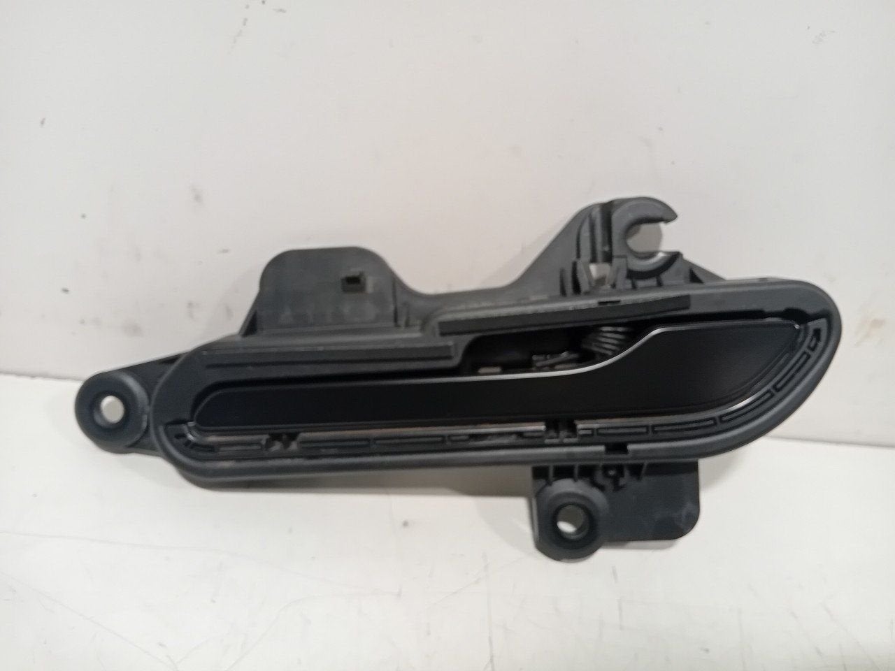 Portiergreep links voor Tesla Model, Onderdelen@venauto.nl, Van der Ven Autorecycling B.V., Ettenseweg 76, 4706 PB Roosendaal, The Netherlands