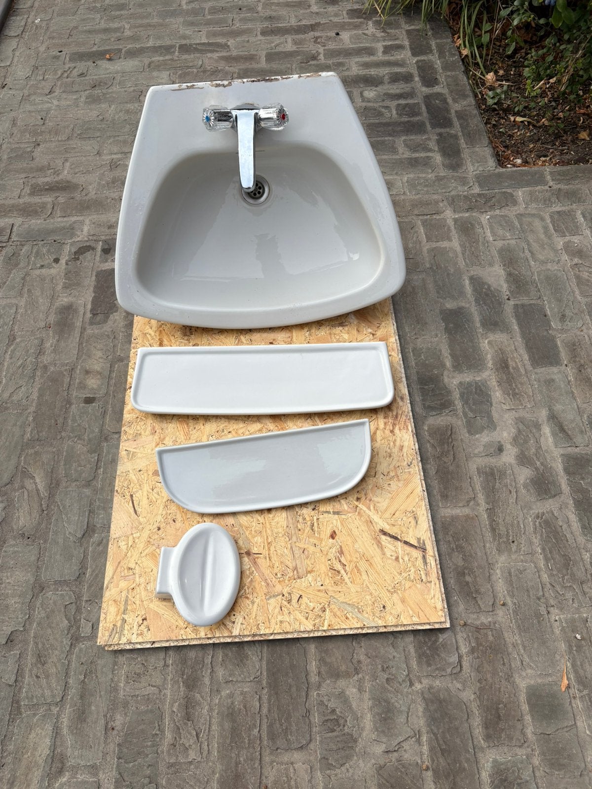 Vintage Wasbak, zeepbakje en legplankjes in porselein, Huis en Inrichting, Badkamer | Badkamermeubels, Ophalen, Gebruikt, 50 tot 100 cm
