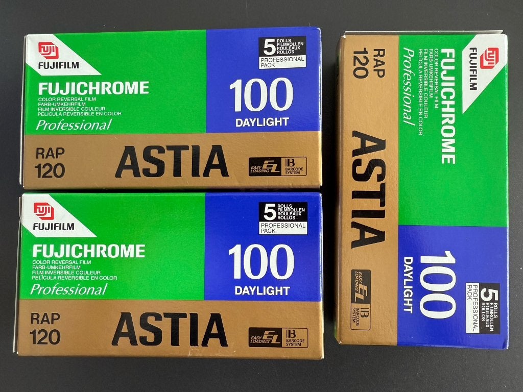 Fujichrome Astia 100 – 120 film  15 rolletjes – expired 2002, Ophalen of Verzenden