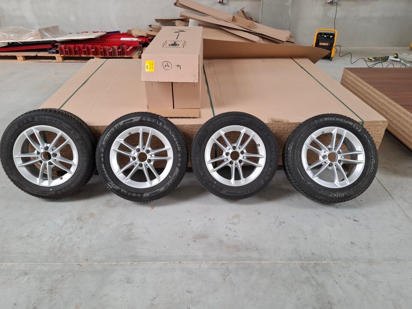 Jantes 16 pouces Mercedes d'origine + pneus d'hiver Michelin, Autos : Pièces & Accessoires, Pneus & Jantes, Pneus hiver, 16 pouces