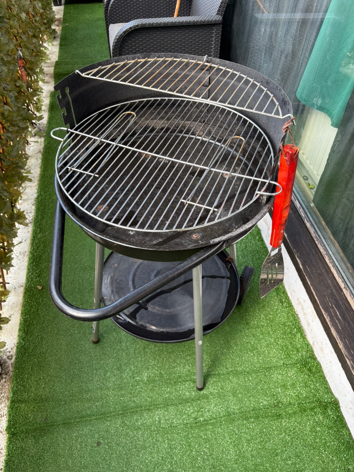 Houtskoolbarbecue op wieltjes, Ophalen, Zo goed als nieuw