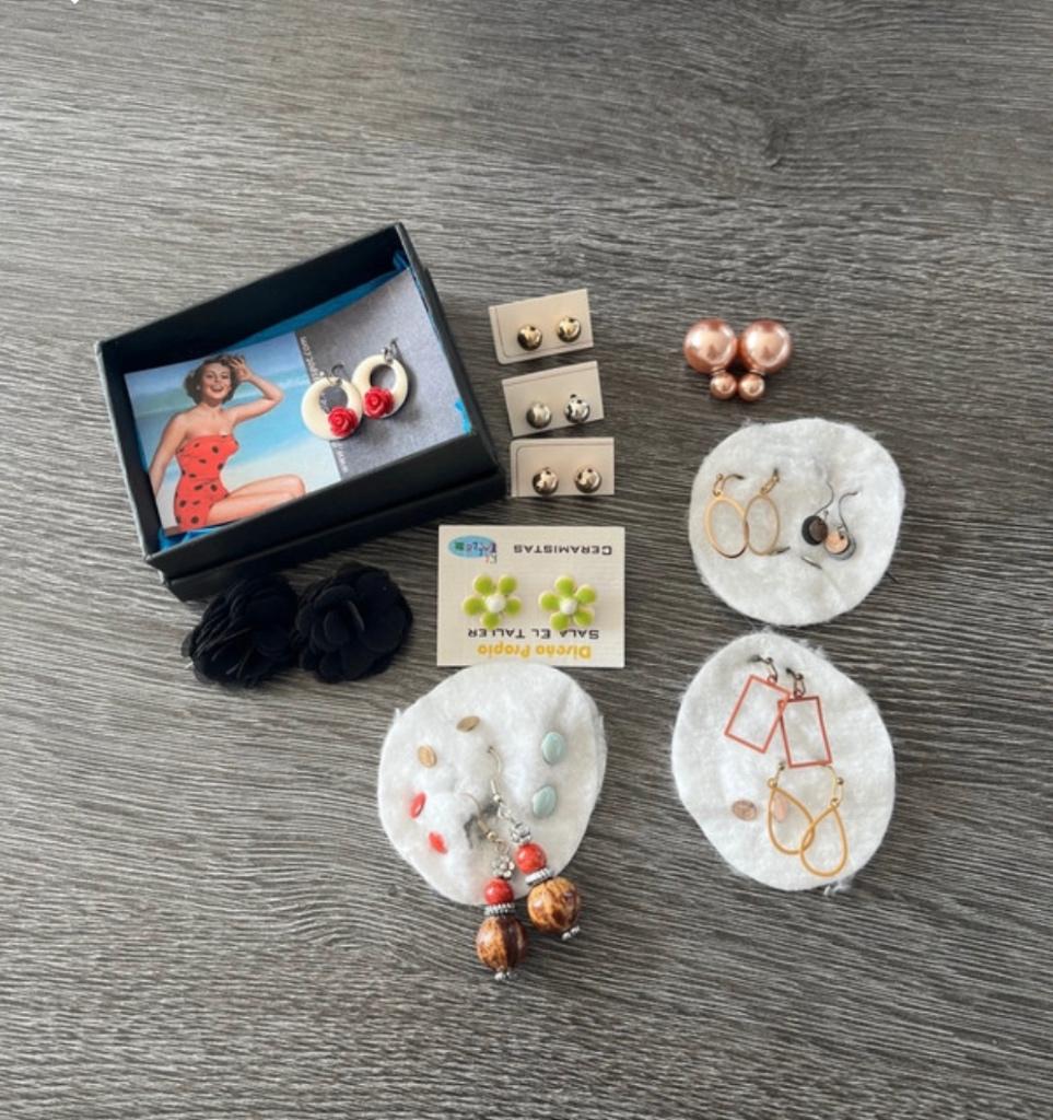 Verschillende setjes oorbellen + armbandje, ring, haarspeld, Ophalen, Hangers, Overige kleuren, Zo goed als nieuw