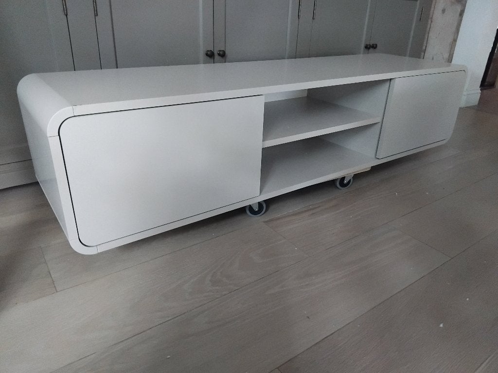 tv meubel met gebogen kanten nieuw in doos, Huis en Inrichting, Kasten |Televisiemeubels, Nieuw, Ophalen