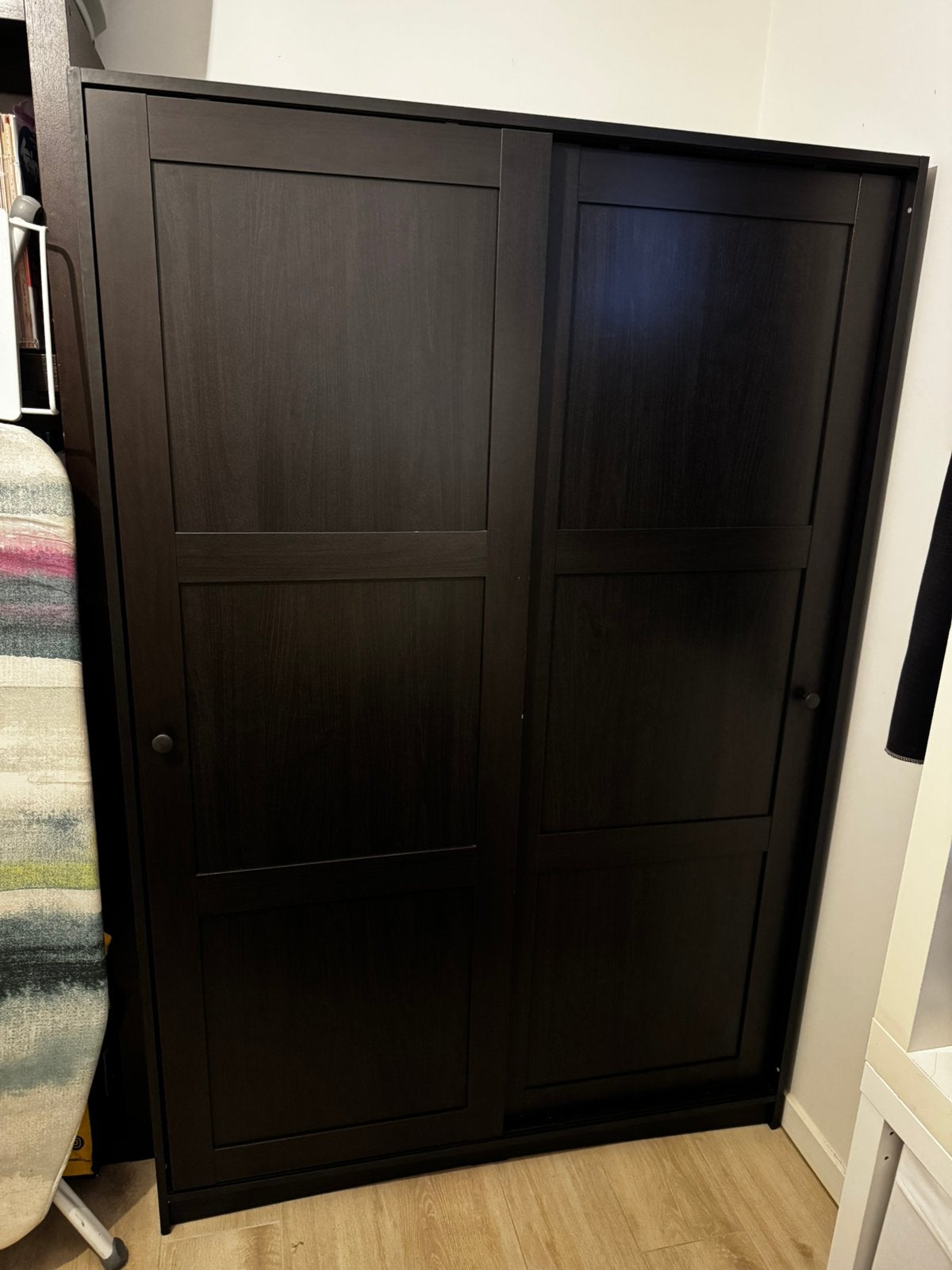 Zwart bruine Ikea Kledingkast met schuifdeuren (RAKKESTAD), Ophalen, Zo goed als nieuw, 100 tot 150 cm