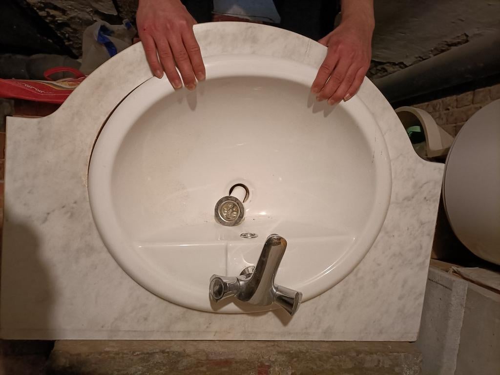Lavabo met kraan, Ophalen