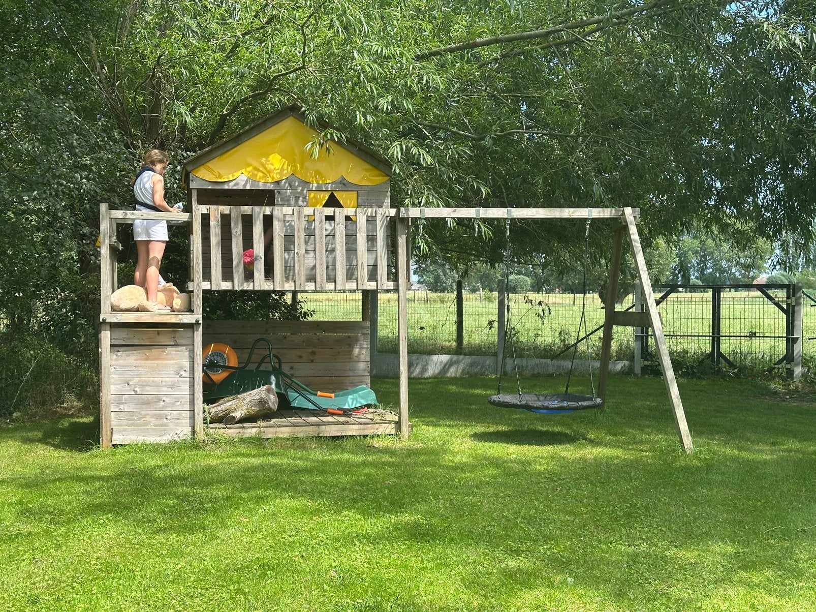 Speeltuig schommel mét huisje en platform, Ophalen, Gebruikt, Hout