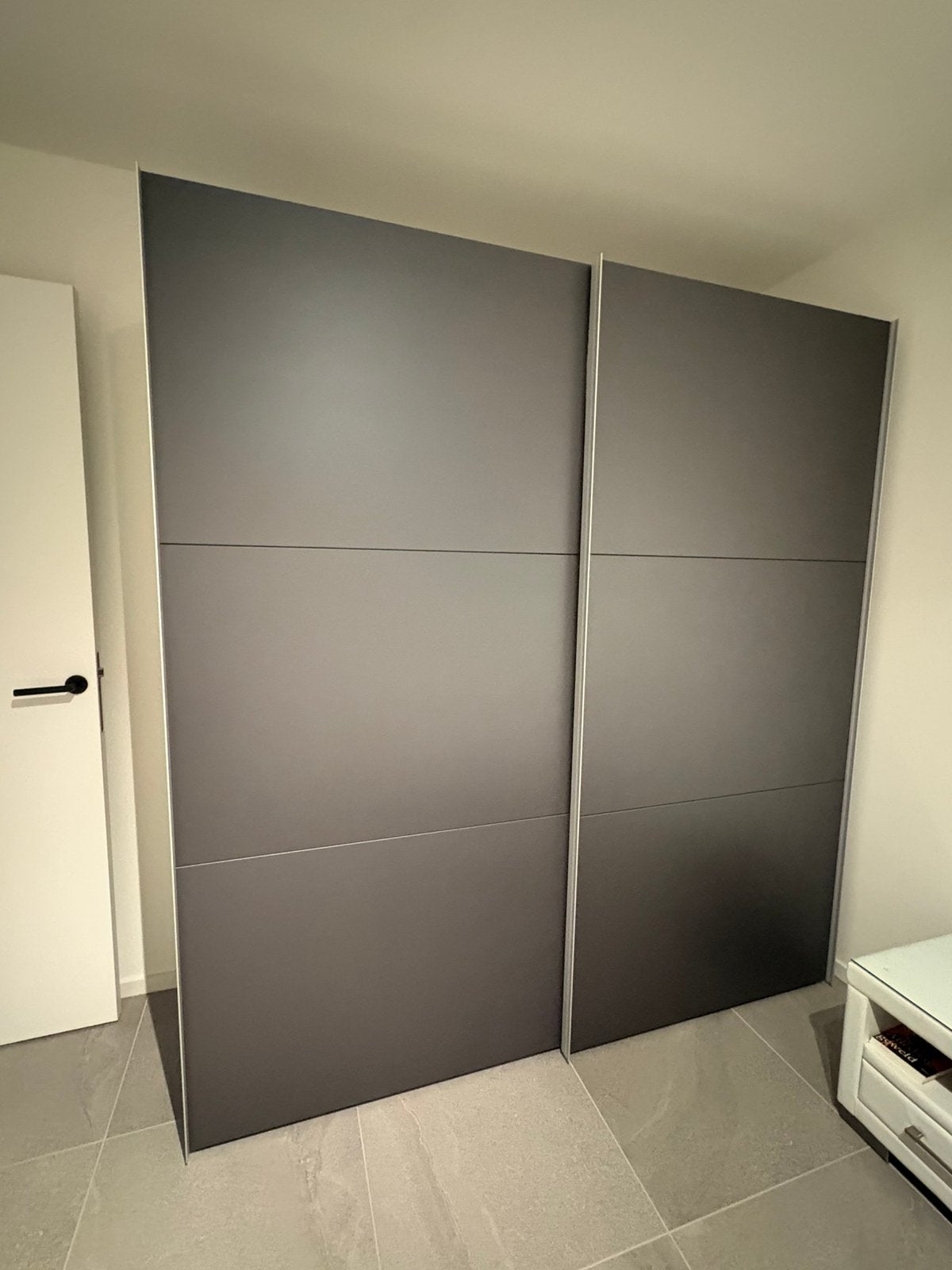 Kast met 2 schuifdeuren donkergrijs, Ophalen, Met lade(s), 200 cm of meer, Zo goed als nieuw