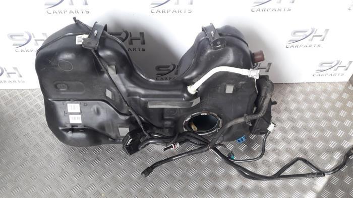 Réservoir de carburant d'un Mercedes CLA, 3 mois de garantie, Utilisé, -, -