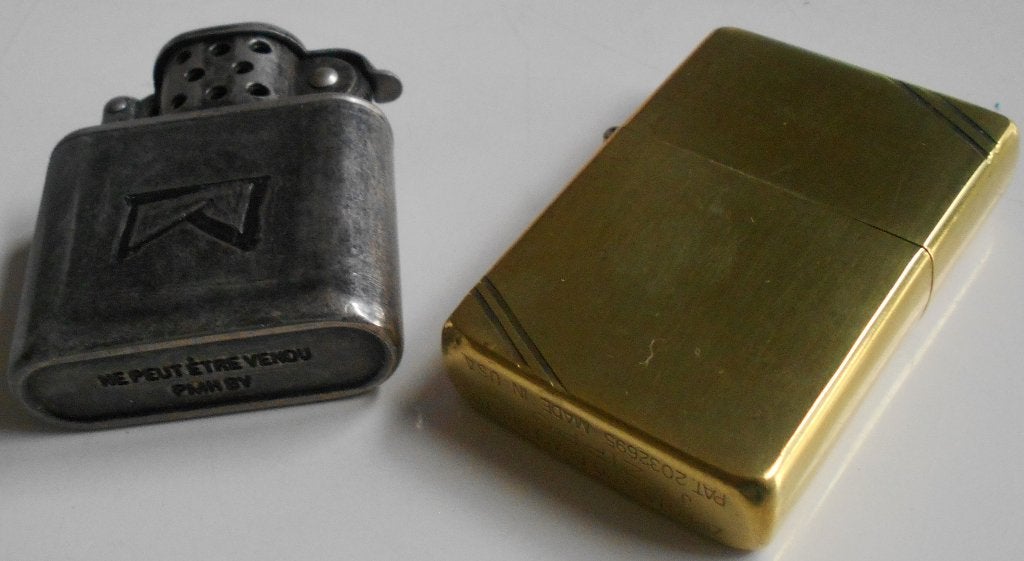 2 Briquets anciens; Zippo réplica 1937/ Marlboro PMH. BV., Collections, Enlèvement ou Envoi, Utilisé, Briquet