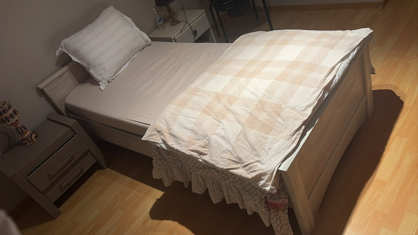 Bed 1 persoon + nachttafel, Huis en Inrichting, Ophalen, Zo goed als nieuw