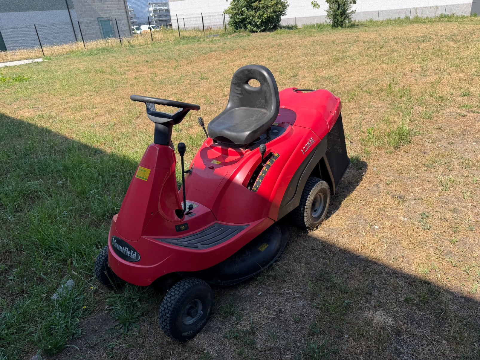 Zitmaaier Mountfield, Tuin en Terras, Zitmaaiers, Ophalen, Zo goed als nieuw, Opvangbak