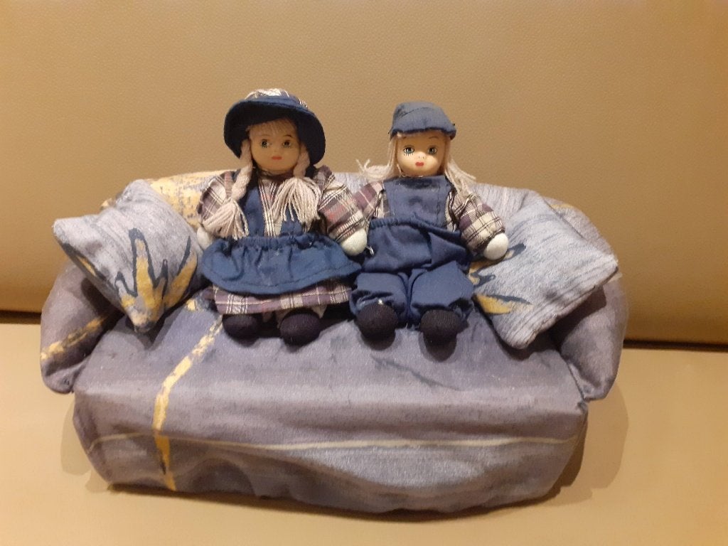 2 mooie kleine stenen popjes op sofa, Verzamelen, Ophalen, Pop
