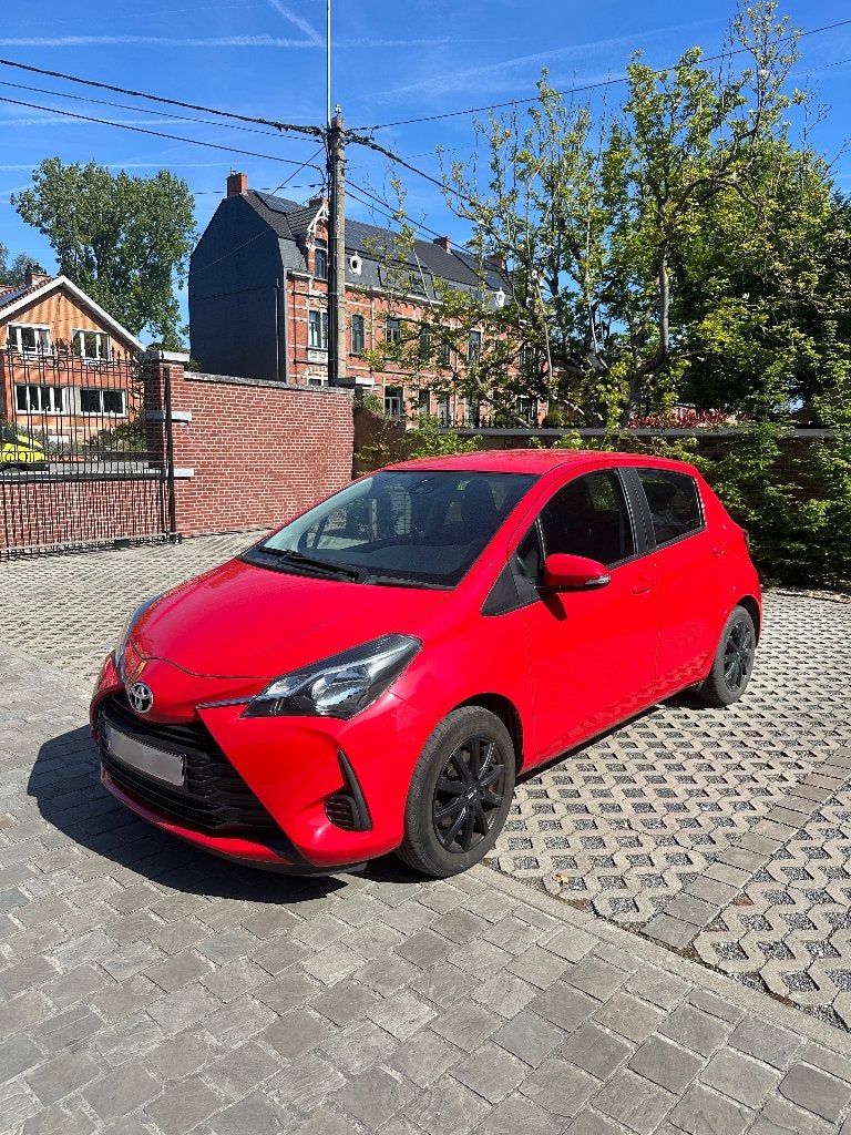 Toyota Yaris 1.5 essence — Excellent état — 68 000 km, Autos, Toyota, Rouge, Achat, Euro 6, Boîte manuelle