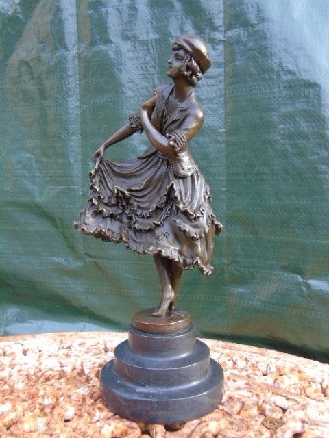 Een elegante vrouw in brons, gesigneerd, COLINET, Antiek en Kunst, Ophalen of Verzenden, Brons