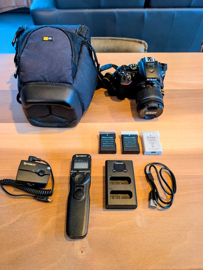 Nikon D5600 + Nikkor 18-55mm lens, TV, Hi-fi & Vidéo, Enlèvement ou Envoi, Batterie, Utilisé, Bluetooth