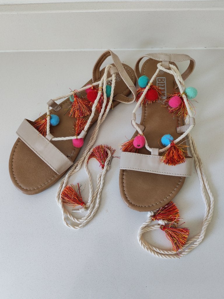 2-Bizzy vetersandalen met pompons, 2-Bizzy, Beige, Zo goed als nieuw, Sandalen of Muiltjes
