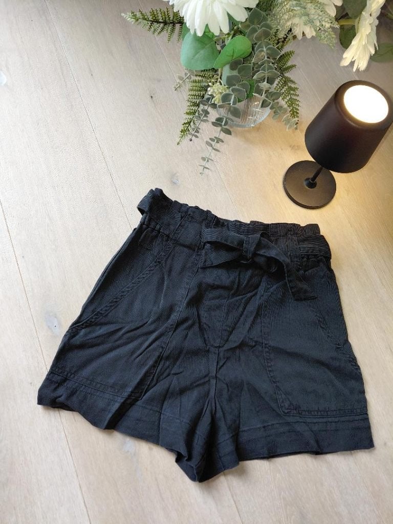 Maat 34 - H&M - zwarte short met striklint, Ophalen of Verzenden, Gedragen, Maat 34 (XS) of kleiner, Zwart