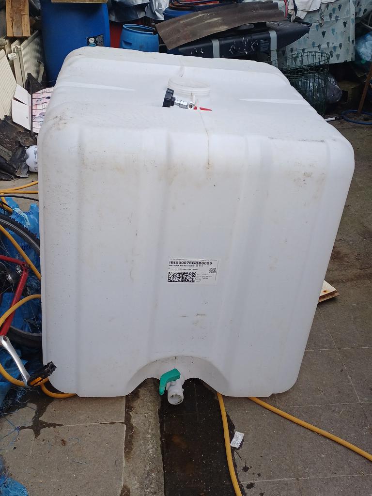 Met 2 transparante tanks van 1000 liter. Betere suiker., Tuin en Terras, Regentonnen, Kunststof, Gebruikt, Met kraantje, 150 liter of meer