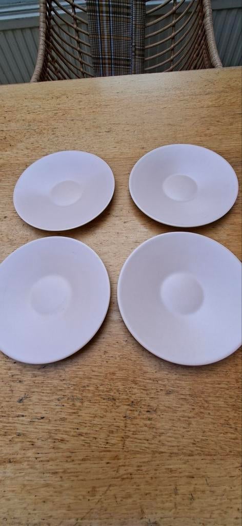4 ondertassen Vedette Boch 15cm doormeter, Huis en Inrichting, Keuken | Servies, Zo goed als nieuw, Bord(en), Effen, Porselein