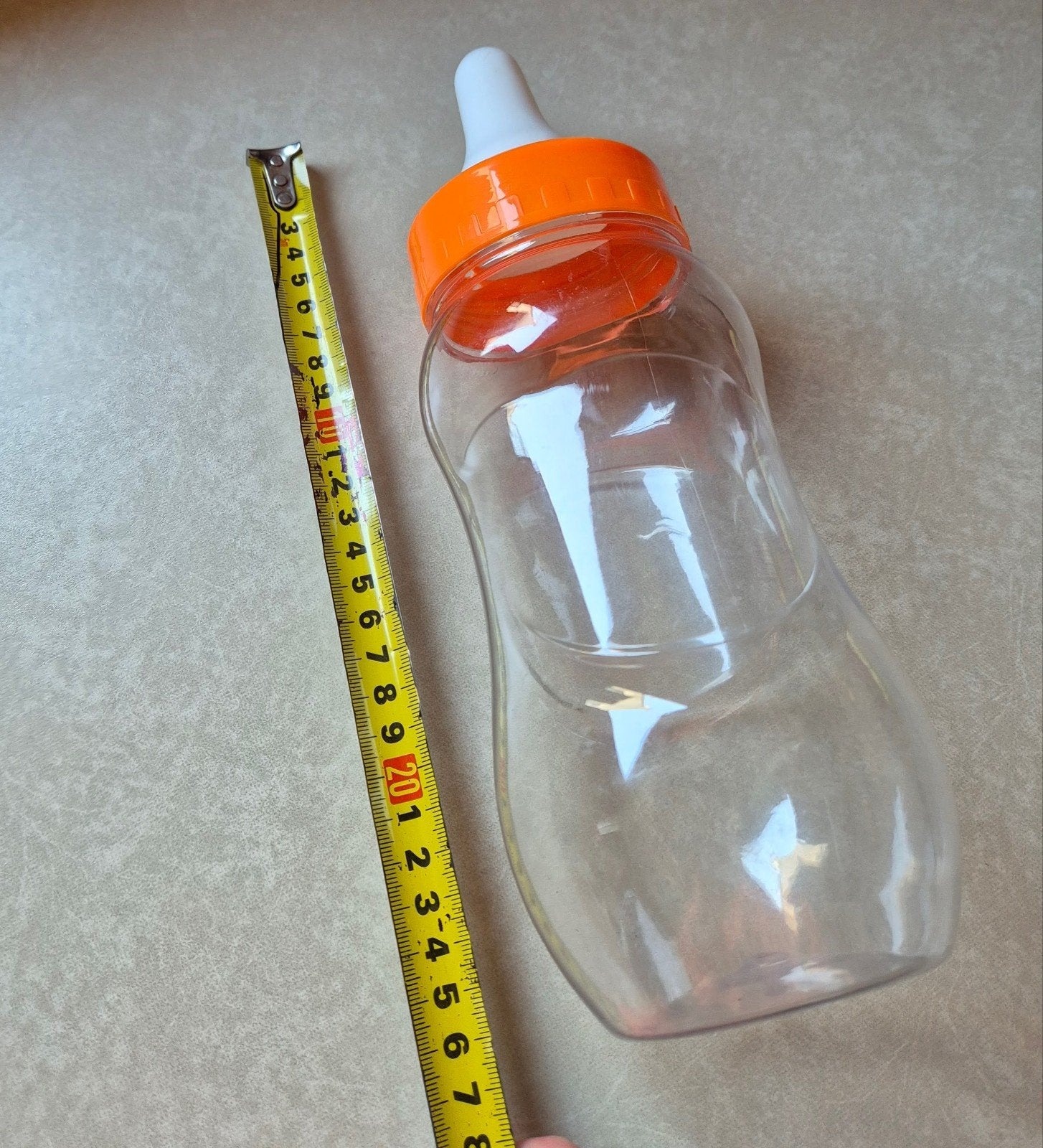 Grote spaarpot van 27 cm in vorm van papfles, Verzamelen, Spaarpotten, Ophalen of Verzenden, Zo goed als nieuw, Kunststof, Overige thema's