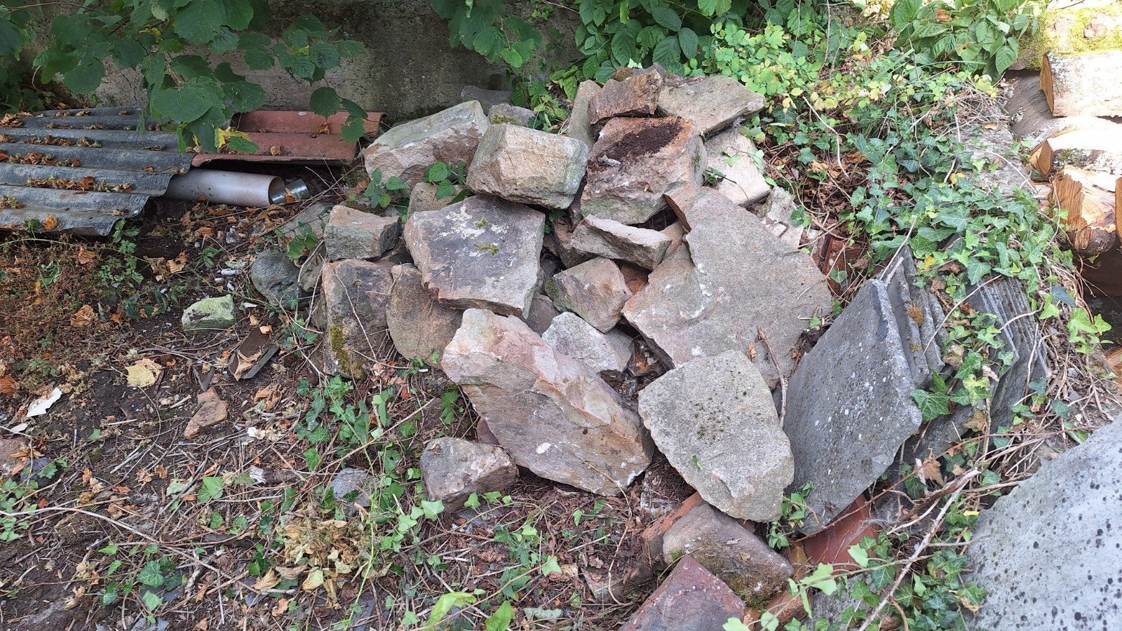 A donner moellons, blocs ytong et béton