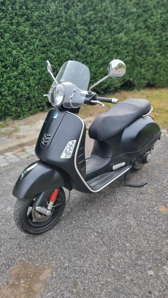 Vespa gts 125 noir mat, très bon état, Ophalen