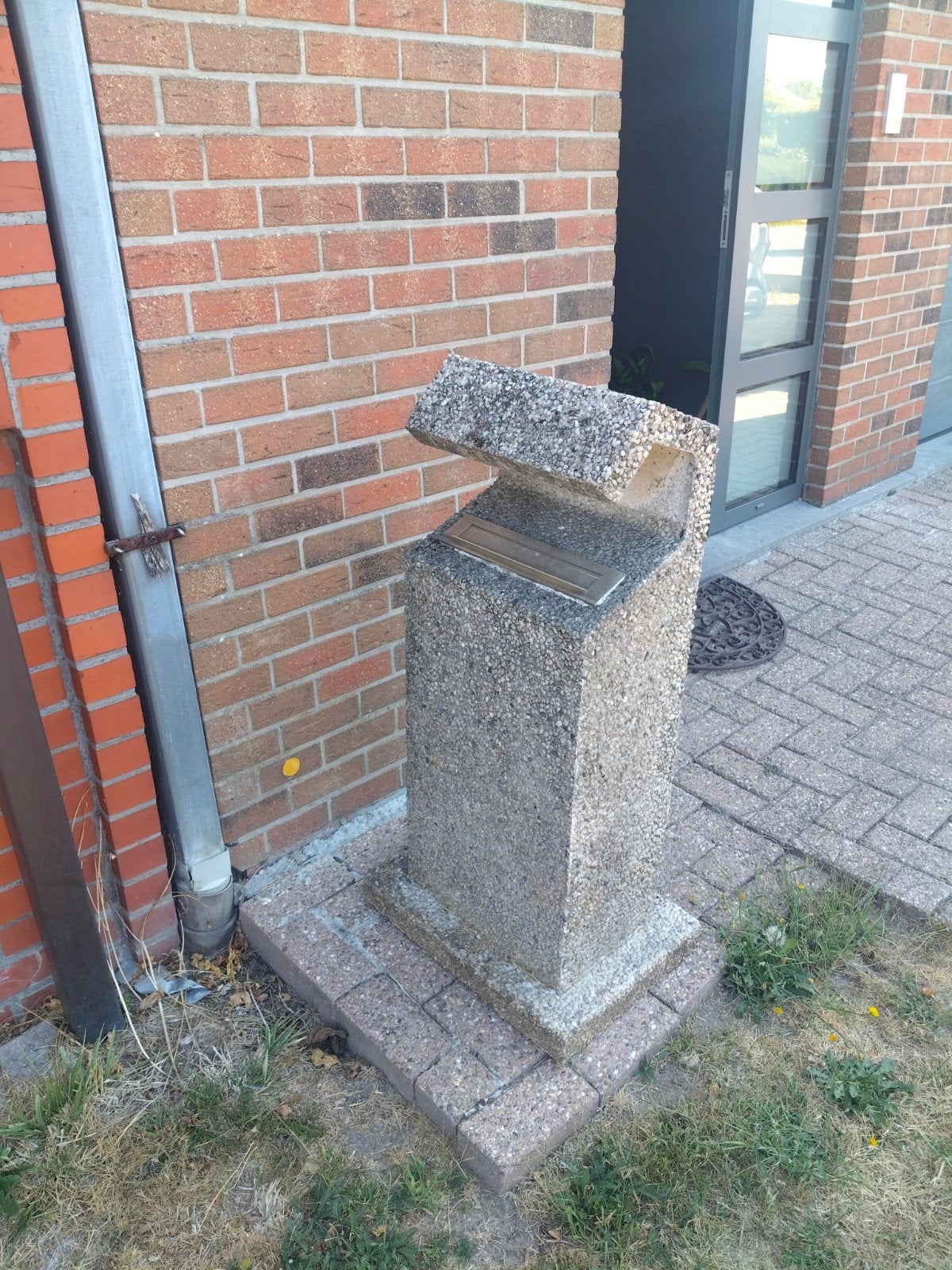 betonnen brievenbus, Ophalen, Beton