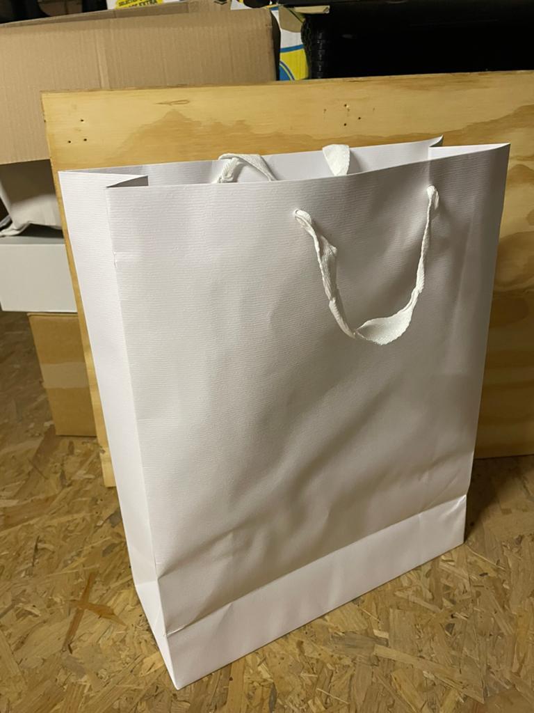 85 witte papieren zakken met draaglint, 50 zwarte zonder, Divers, Emballage cadeau, Comme neuf, Enlèvement