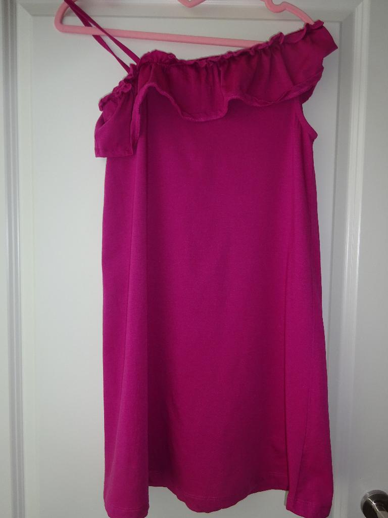 Fuchsia jurk met 1 off-shoulder maat 146-152 3+1 gratis, Lola & Liza, Robe ou Jupe, Enlèvement ou Envoi, Comme neuf